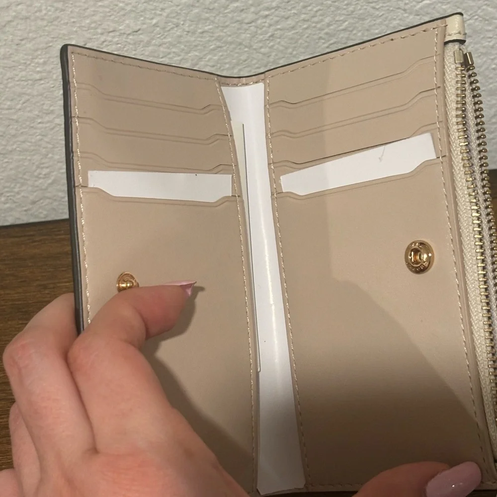 Marc Jacobs Beige Textured Wallet - Picture 9 of 9
